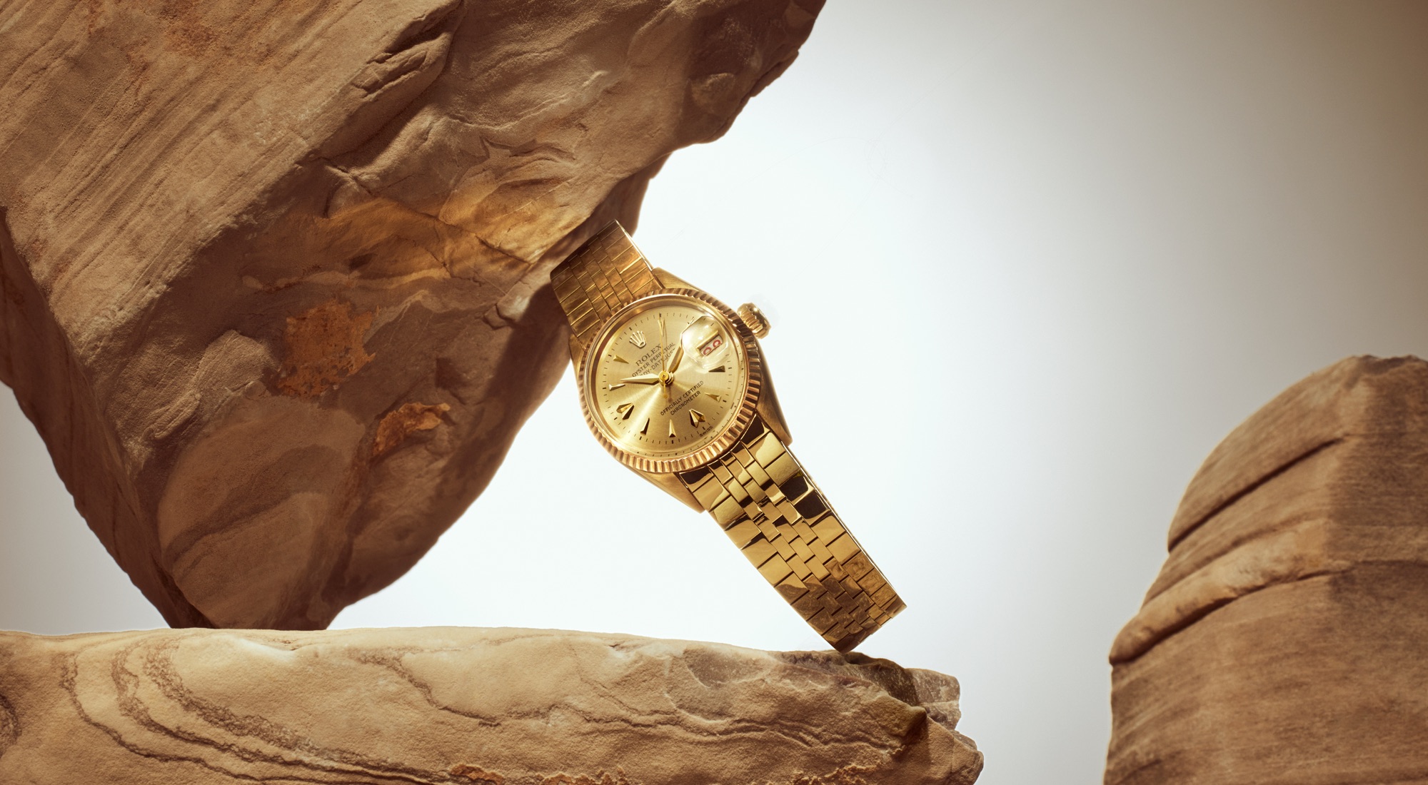 Rolex Lady-Datejust von 1957 in Gelbgold zwischen Felsen