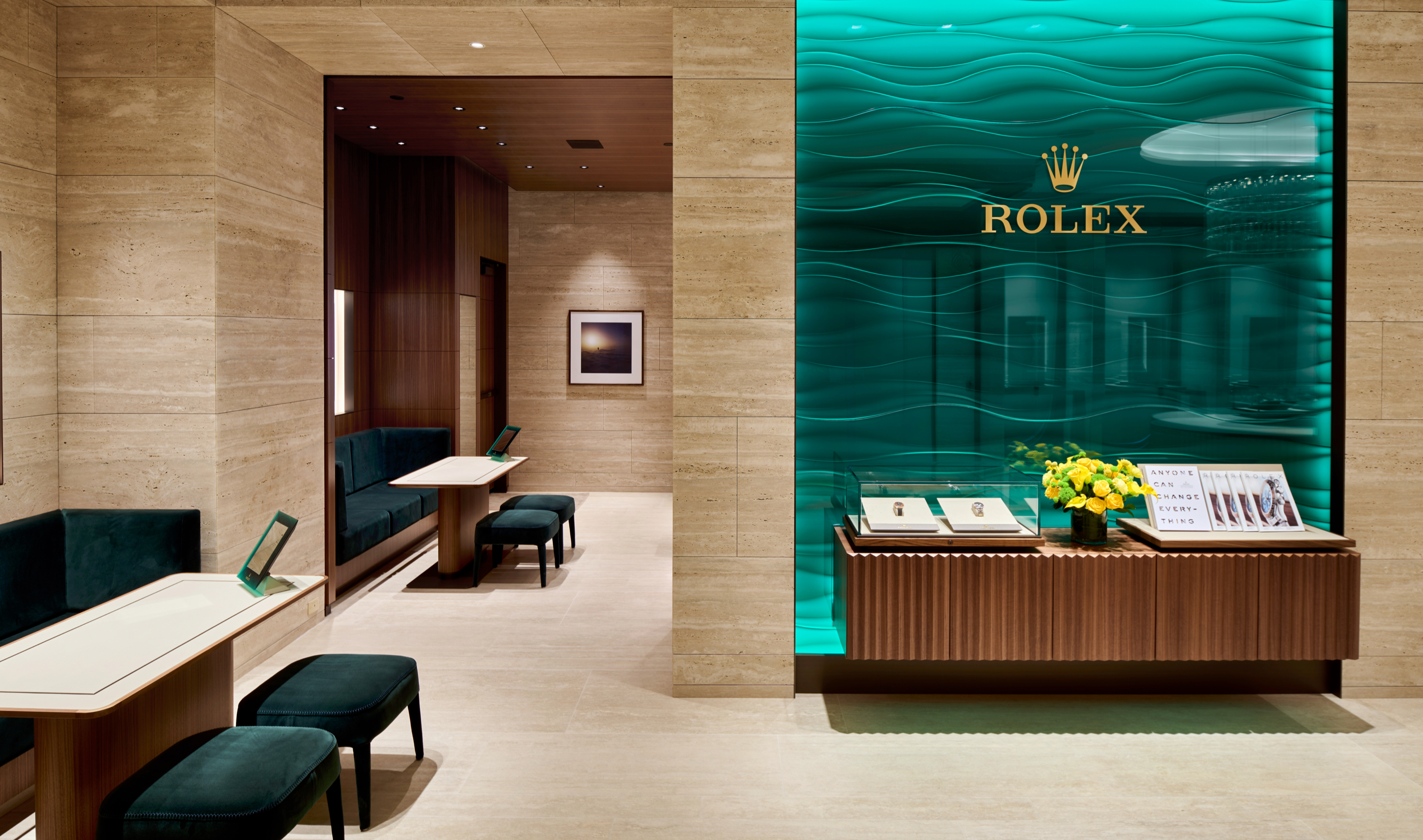 Rolex Bereich bei Juwelier Gadebusch — Loungebereich und Rolex Wandvitrine