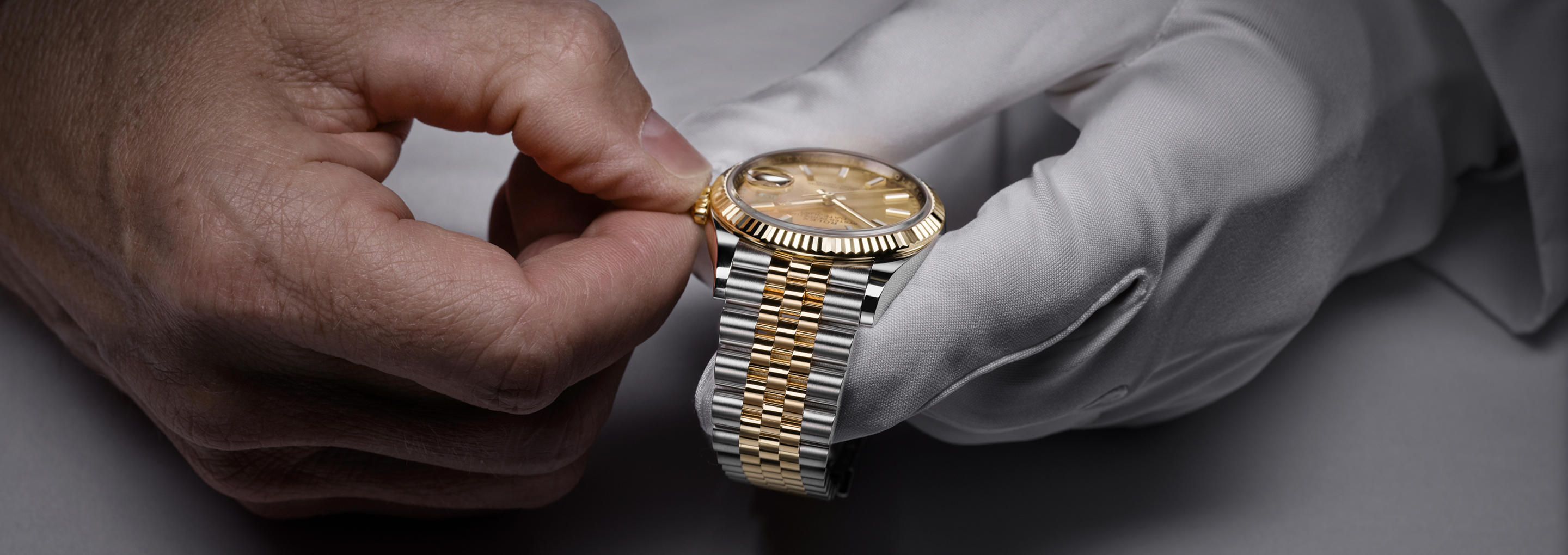 Rolex Uhrmacher stellt eine Datejust ein