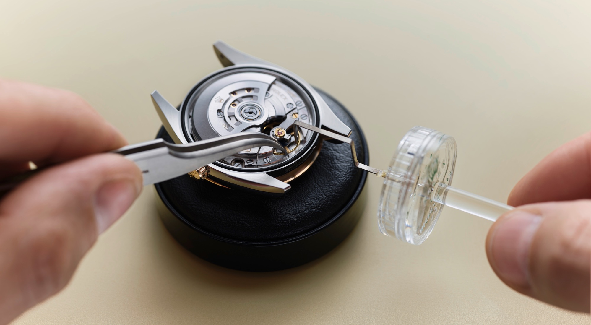 Ganggenauigkeitstest einer eingeschalten Rolex — Feinregulierung an den Micro-Stella-Muttern