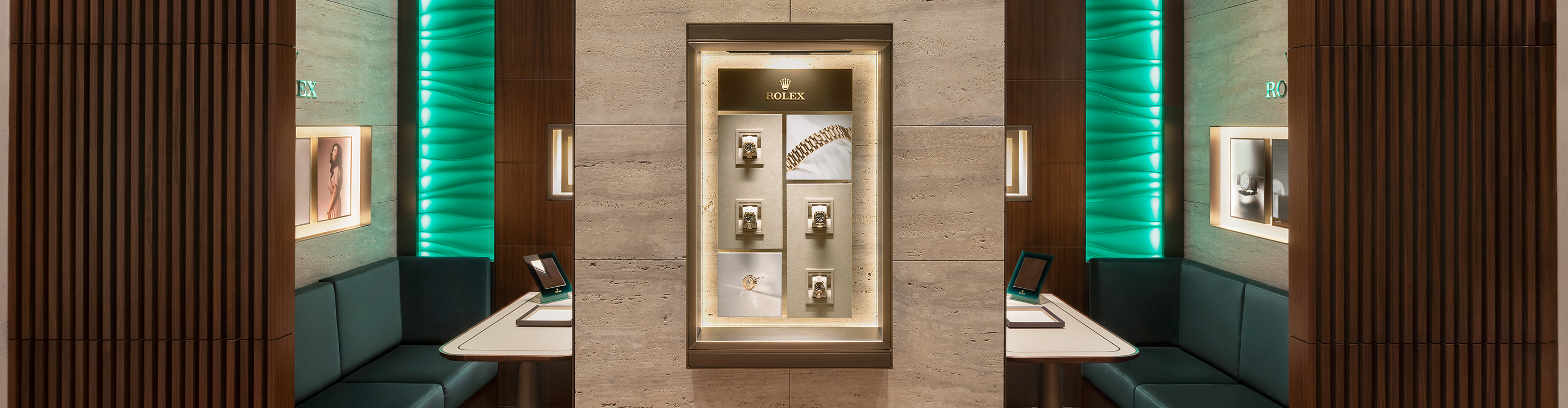 Rolex Loungebereich mit Rolex Wandvitrine