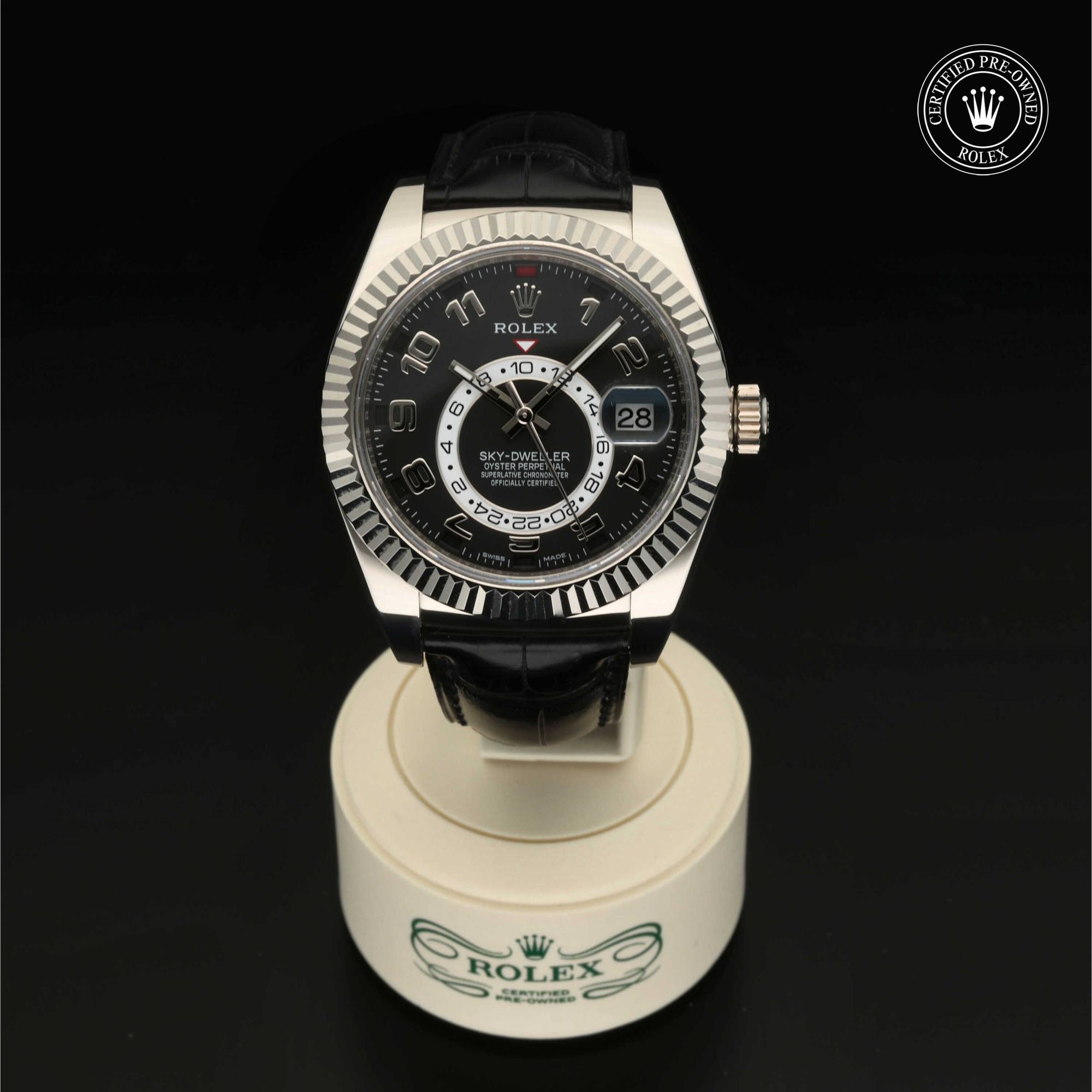 Rolex Certified Pre-Owned Oyster Perpetual Sky-Dweller in 18 Karat Weißgold, 42 mm, mit Schwarz mit arabischen Ziffern – Ansicht 1